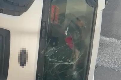 Devrilen beton mikserinin içinde mahsur kalan sürücü balyozla kendini kurtardı