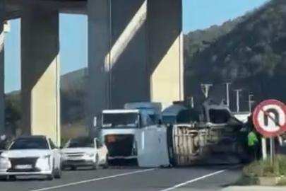 Devrilen minibüs, yolun karşısına geçti