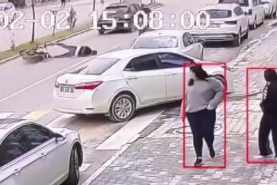 Devrilen motosiklet sürücüsü metrelerce sürüklendi