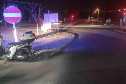 Devrilen motosikletin sürücüsü ambulansta tedavi edildi