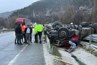 Devrilen tırın altında kalan sürücü hayatını kaybetti