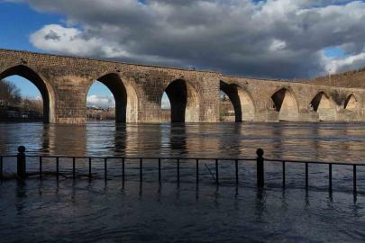 Dicle Nehri’nde yükselen su seviyesi dronla görüntülendi