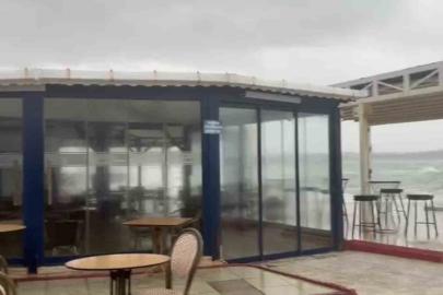 Didim’de fırtına etkili oldu: Deniz taştı, kafeyi su bastı