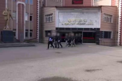 Dini istismar eden terör yapılanmasına eş zamanlı baskın: 4 tutuklama