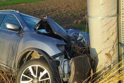 Direğe çarpan otomobil sürücüsü yaralandı