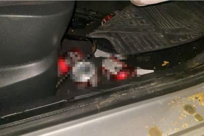 Direğe çarpan otomobildeki 4 kişi yaralandı: Araçtan alkol kutuları çıktı