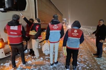 Diyadin’de yolda kalan vatandaşlara kumanya desteği