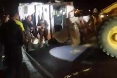 Diyarbakır’da buğday yüklü tır devrildi, yol saatlerce kapalı kaldı