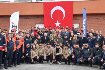 Diyarbakır’da eğitimlerini tamamlayan arama-kurtarma ekiplerine ‘peç’ takıldı