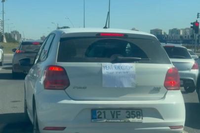 Diyarbakır’da kadın sürücü ’yeni sürücüyüm, sabır imandandır’ yazısıyla trafiğe çıktı