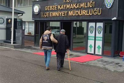 Dolandırıcılıktan aranıyordu, emniyete bastonuyla götürüldü