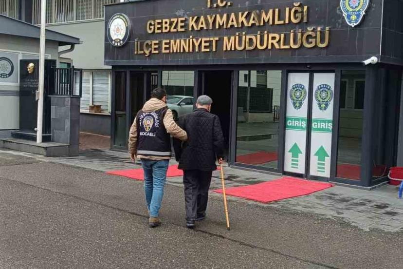 Dolandırıcılıktan aranıyordu, emniyete bastonuyla götürüldü