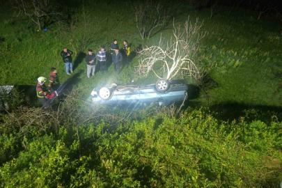 Domuza çarpan otomobil uçuruma yuvarlandı