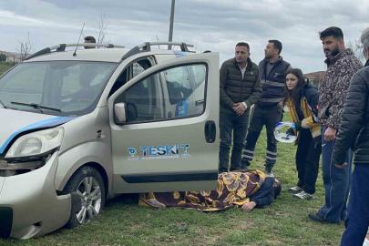 Dönel kavşakta direğe çarpan aracın sürücüsü yaralandı