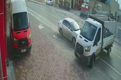 Dönüş yapmak isteyen kamyonete otomobil çarptı: 1 yaralı