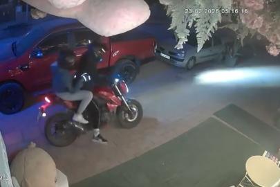 Dükkanın önündeki oyuncak ayıyı çaldılar