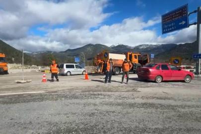 Dün yağan sağanak karayolunu göle döndürdü