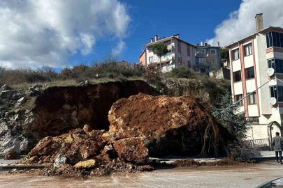 Dursunbey’de dev kaya yola düştü