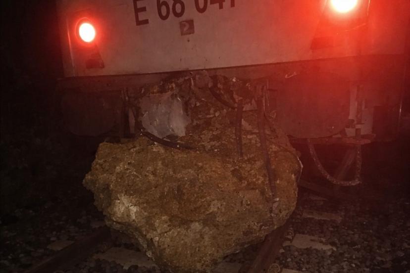 Düşen kaya treni raydan çıkardı, yolcular otobüslerle nakledildi