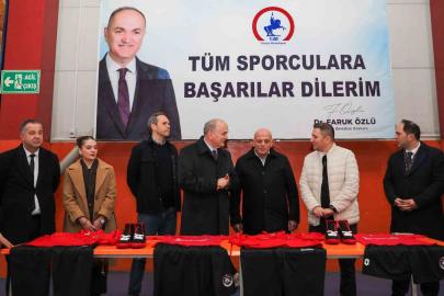 Düzce’de güreşçilere spor malzemeleri dağıtıldı