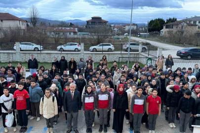 Düzce’de okullarda 6 Şubat depremleri için saygı duruşu