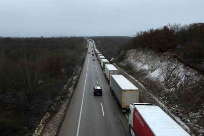 Edirne’de dondurucu soğukta kilometrelerce tır kuyruğu