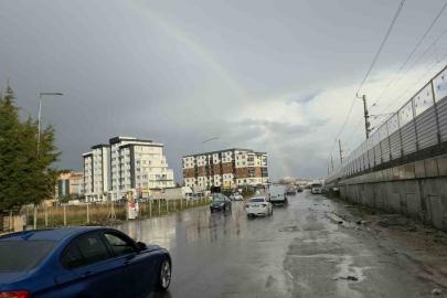 Edirne’de fırtınada yollar göle döndü, ağaç dalları kırıldı