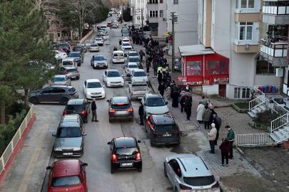 Edirne’de iftar öncesi pide kuyruğu: Fırınların önü doldu taştı
