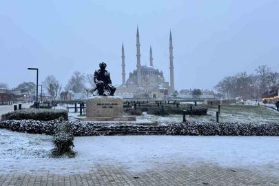Edirne’de kar yağışı etkili oluyor