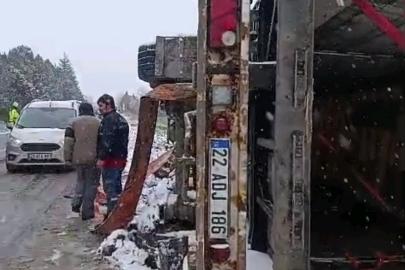 Edirne’de kar yağışı ve fırtına sebebiyle tır devrildi