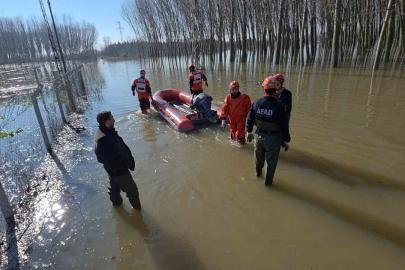 Edirne’de koyunlar botlarla kurtarıldı