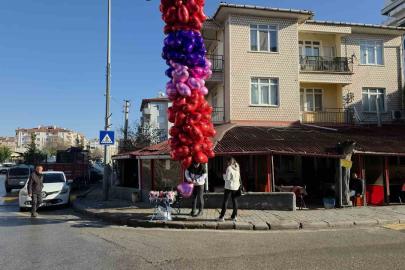Edirne’de Sevgililer Günü kalpli balon satıcılarına yaradı