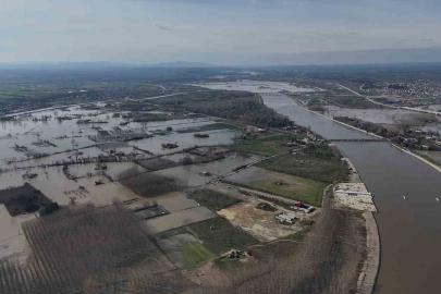 Edirne’de sular altında kalan yerleşim alanları ve çiftlikler havadan görüntülendi