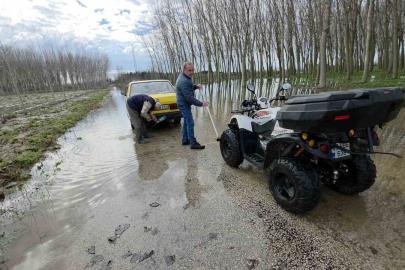 Edirne’de taşkın suları bedava yıkamaya dönüştü: Taşkını fırsata çevirdiler