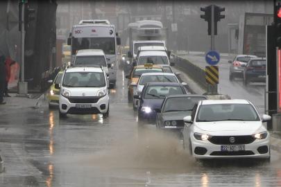 Edirne’de yağmur etkili oldu, cadde ve sokaklar göle döndü