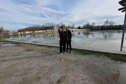 Edirneliler taşkın riski bulunan nehir kenarına akın etti