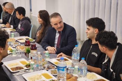 Edremit Kaymakamı Odabaş, iftar sofrasında Şehit Mustafa Serin Fen Lisesi öğrenci ve öğretmenleriyle buluştu