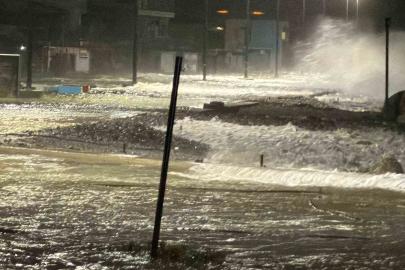 Edremit’te fırtınada deniz ve kara adeta birleşti