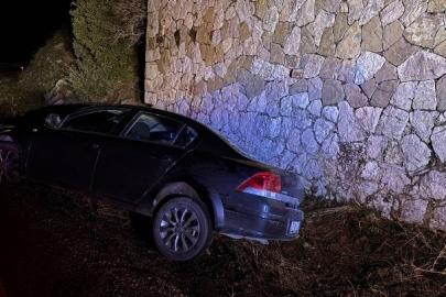 Eğirdir’de yol kenarına savrulan otomobildeki 3 kişi yaralandı
