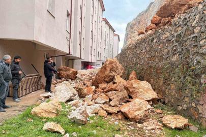 Eğirdir’de yuvarlanan kayaların tehdit ettiği bina tahliye edildi
