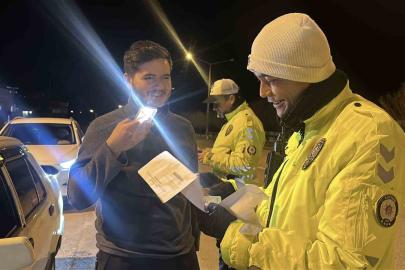 Ehliyetini zarftan çıkarmak için 1 ay torpidoda tutup çevirmeye girmeyi bekledi