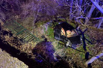 Ehliyetsiz sürücü 5 metrelik bahçe duvarından uçtu: 1 yaralı