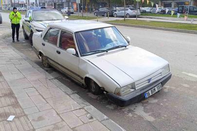 Ehliyetsiz sürücü kaldırıma çarpıp kaçtı ama polis yakaladı