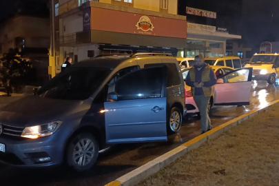 Ehliyetsiz sürücü kırmızı ışıkta bekleyen araca çarptı