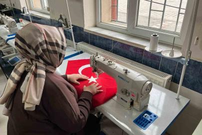 El emeği göz nuru Türk bayrakları ilmek ilmek işlendi