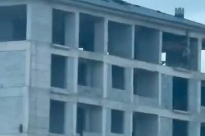 Elazığ’da inşaat işçilerinin tehlikeli çalışması kameraya yansıdı