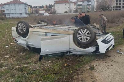 Elektrik direğine çarpan otomobil takla attı: 2 yaralı