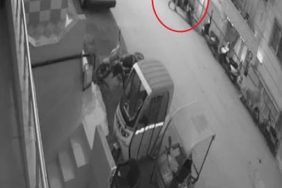 Elini kolunu sallayarak iftar saatinde motosiklet çalan şahıs kamerada