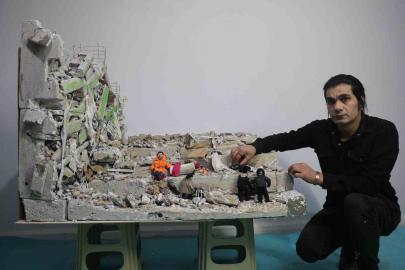 Enkaz altındaki kızının elini bir an olsun bırakmayan babanın yaşadıklarını minyatüre dönüştürdü