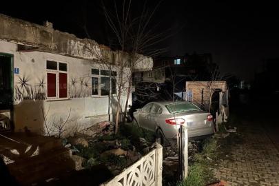 Ergene’de otomobil evin bahçesine daldı